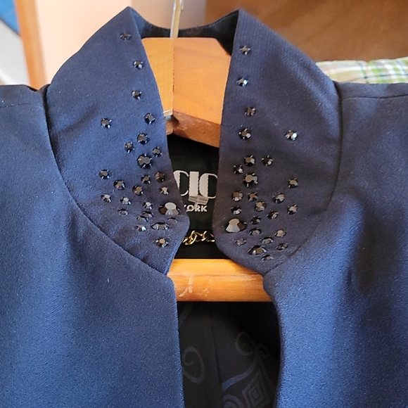 Suit - Picture 3 of 5